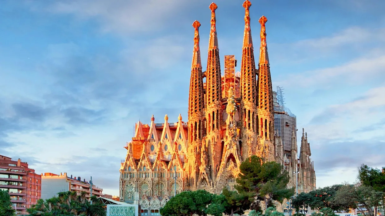 Tourists Face Growing Hostility in Popular Destinations Worldwide